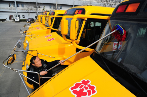 2月18日，江蘇省太倉(cāng)市校車(chē)駕駛員在擦拭校車(chē)前擋風(fēng)玻璃。新華社發(fā)（計(jì)海新 攝）