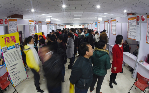 2月18日，求職者在銀川市人力資源市場“春風行動”首場招聘會上找工作。當日，寧夏銀川市“春風行動”首場招聘會在銀川市人力資源市場舉行，163家用人單位提供崗位3200個，吸引了5000多名求職者。銀川市今年的“春風行動”開展進鄉(xiāng)鎮(zhèn)、進園區(qū)、進工廠，送崗位、送政策、送技能的“三進三送”活動，搭建就業(yè)供需平臺，服務求職人群。新華社記者 王鵬 攝