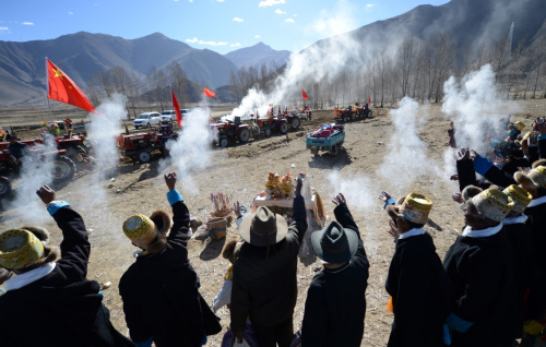 2月19日，春耕儀式結(jié)束，參加活動(dòng)的農(nóng)民把糌粑拋向天空，以示來年豐收。新華社記者 覺果 攝