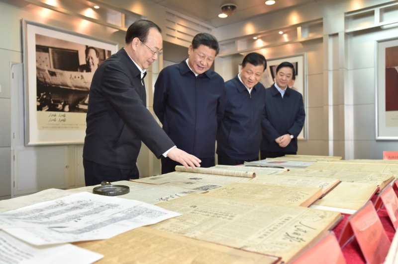 2月19日，中共中央總書(shū)記、國(guó)家主席、中央軍委主席習(xí)近平在北京主持召開(kāi)黨的新聞?shì)浾摴ぷ髯剷?huì)，并到中央新聞單位調(diào)研。這是習(xí)近平在人民日?qǐng)?bào)社了解人民日?qǐng)?bào)發(fā)展歷程。新華社記者 李濤 攝
