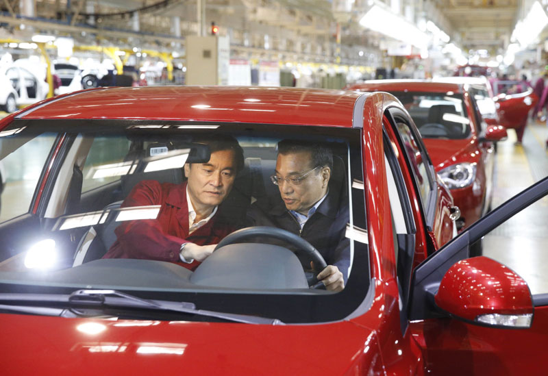 李克強到安徽江淮集團控股有限公司考察新能源汽車研發(fā)生產(chǎn)情況。他坐進一輛新能源汽車，還到車頭、車尾詳細詢問汽車各個零部件情況。