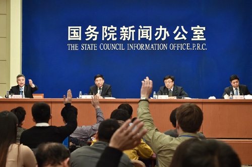 2月25日，國務(wù)院新聞辦公室在北京舉行新聞發(fā)布會，請工信部部長苗圩（左二）等介紹工業(yè)穩(wěn)增長調(diào)結(jié)構(gòu)有關(guān)情況，并答記者問。