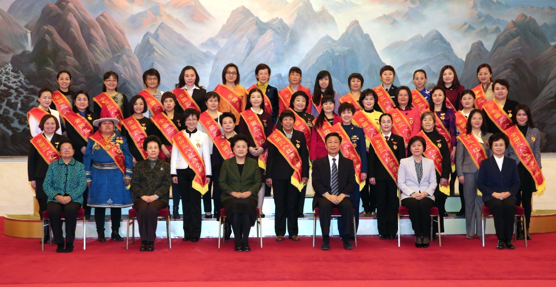 2月29日，紀(jì)念“三八”國(guó)際婦女節(jié)暨全國(guó)三八紅旗手（集體）表彰大會(huì)在北京隆重舉行。中共中央政治局委員、國(guó)務(wù)院副總理劉延?xùn)|，中共中央政治局委員、國(guó)家副主席李源潮接見受表彰的先進(jìn)代表。全國(guó)人大常委會(huì)副委員長(zhǎng)、民進(jìn)中央主席嚴(yán)雋琪出席大會(huì)，全國(guó)人大常委會(huì)副委員長(zhǎng)、全國(guó)婦聯(lián)主席沈躍躍講話。這是劉延?xùn)|、李源潮、嚴(yán)雋琪、沈躍躍等在大會(huì)前與全國(guó)三八紅旗手標(biāo)兵、全國(guó)三八紅旗手代表、全國(guó)三八紅旗集體代表合影。新華社記者 殷剛 攝