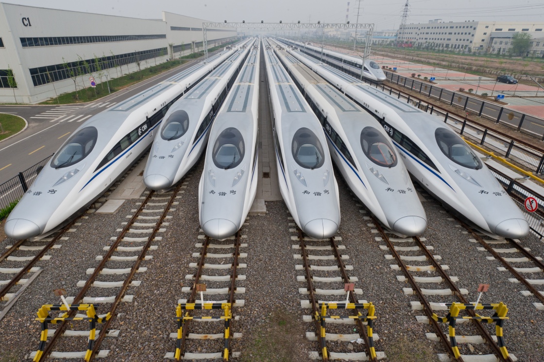 CRH380A高速動(dòng)車(chē)組在中車(chē)四方院內(nèi)整裝待發(fā)（資料照片）。最初引進(jìn)動(dòng)車(chē)組時(shí)，中車(chē)青島四方機(jī)車(chē)車(chē)輛股份有限公司下定決心，不僅要引進(jìn)消化國(guó)外高鐵技術(shù)，更要自主創(chuàng)新中國(guó)高鐵技術(shù)，培育企業(yè)的自主創(chuàng)新能力。從“追趕”到“領(lǐng)跑”，中車(chē)四方打造出一張張中國(guó)高鐵的“金名片”。剛剛在上海閉幕的二十國(guó)集團(tuán)財(cái)長(zhǎng)和央行行長(zhǎng)會(huì)議上，中國(guó)經(jīng)濟(jì)前景成為討論熱點(diǎn)。國(guó)際貨幣基金組織總裁拉加德認(rèn)為，中國(guó)正通過(guò)加快結(jié)構(gòu)性改革，重塑一個(gè)更具包容性、更可持續(xù)的中國(guó)經(jīng)濟(jì)。全國(guó)兩會(huì)即將召開(kāi)，世界的目光將再次聚焦中國(guó)。在轉(zhuǎn)型升級(jí)的歷史關(guān)口，分析戰(zhàn)略機(jī)遇，研判形勢(shì)任務(wù)，完全可以相信，中國(guó)將向世界傳遞出有條件、有能力保持經(jīng)濟(jì)健康穩(wěn)定增長(zhǎng)，如期實(shí)現(xiàn)全面建成小康社會(huì)目標(biāo)的堅(jiān)定信心。新華社發(fā)