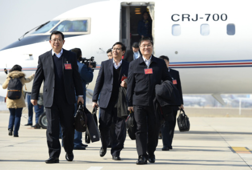 3月1日，來自廣西壯族自治區(qū)的全國政協(xié)委員抵達北京，出席全國政協(xié)十二屆四次會議。新華社記者 謝環(huán)馳 攝