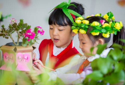 3月1日，內(nèi)蒙古呼和浩特市玉泉區(qū)通順街小學(xué)的學(xué)生在裝飾個(gè)性花盆。當(dāng)日是呼和浩特中小學(xué)正式開(kāi)學(xué)第一天，呼和浩特市玉泉區(qū)通順街小學(xué)開(kāi)展“開(kāi)學(xué)第一課、綠色植物扮靚教室”主題活動(dòng)，師生們?cè)诟稍锏拇杭居镁G植裝扮教室，讓綠意洋溢在課堂之上。新華社發(fā) 丁根厚 攝