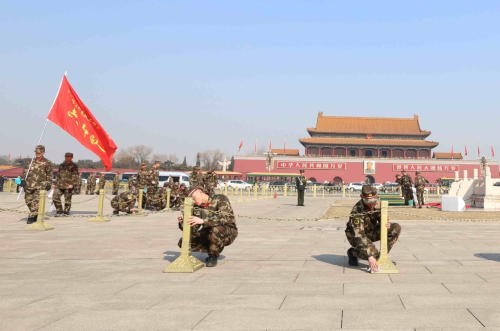 3月1日，武警天安門警衛(wèi)支隊500余名官兵在北京天安門廣場開展城市清潔日活動，迎接兩會到來。新華社發(fā)（牛成浩 攝）