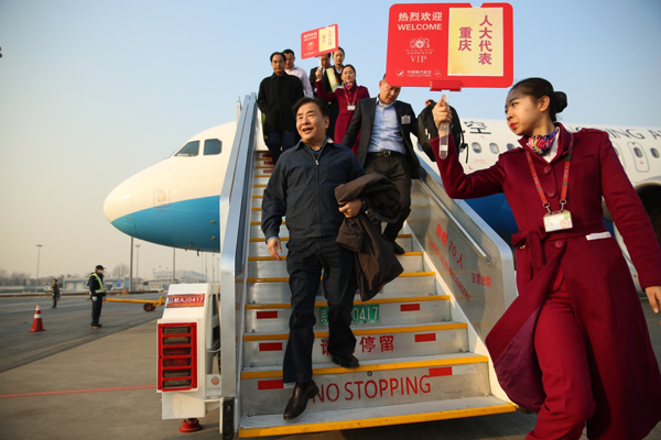3月2日，出席十二屆全國人大四次會議的重慶代表團乘坐飛機抵達北京首都國際機場。