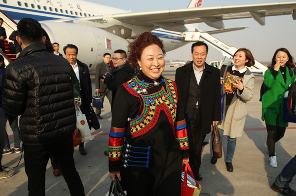 3月2日，出席十二屆全國人大四次會議的四川代表團乘坐飛機抵達北京首都國際機場。這是潘成英代表走下飛機。