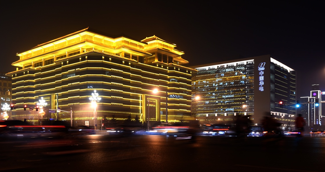 這是3月3日拍攝的長(zhǎng)安街西單路口夜景。據(jù)北京市市政市容管理委員會(huì)印發(fā)的《關(guān)于全國(guó)兩會(huì)期間開(kāi)啟城市照明設(shè)施的通知》，3月3日至3月6日每晚18時(shí)25分至23時(shí)，天安門(mén)廣場(chǎng)、長(zhǎng)安街及其延長(zhǎng)線兩側(cè)各建筑物和市政設(shè)施，按照重大節(jié)日標(biāo)準(zhǔn)開(kāi)啟景觀照明設(shè)施。新華社記者 潘昱龍 攝