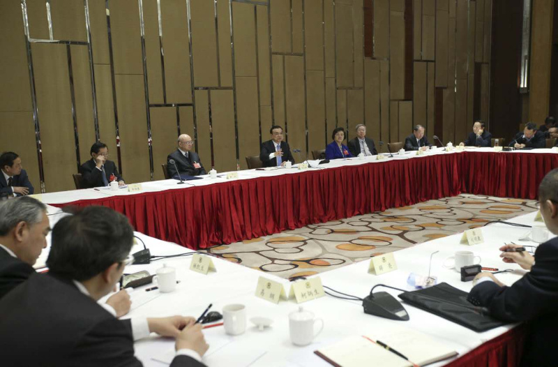 李克強3月4日看望出席全國政協(xié)十二屆四次會議的經(jīng)濟、農(nóng)業(yè)界委員并參加討論。總理說，今年赤字率會有“比較大幅度的提高”。新增赤字將主要用來為企業(yè)減稅，同時部分用來保障民生。積極的財政政策會更加有力，穩(wěn)健的貨幣政策要松緊適度。