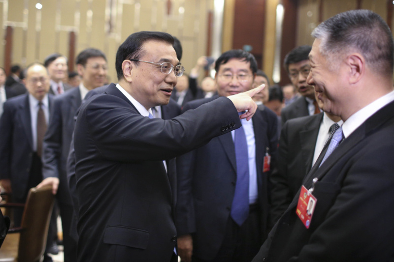 李克強4日參加全國政協(xié)十二屆四次會議經(jīng)濟、農(nóng)業(yè)界委員聯(lián)組會時表示，發(fā)展現(xiàn)代農(nóng)業(yè)決不能“掠奪”農(nóng)民，而要真正促進農(nóng)民增加收入。根據(jù)中國國情，推動多種形式的適度規(guī)模經(jīng)營，提高生產(chǎn)效率，加快發(fā)展現(xiàn)代農(nóng)業(yè)。這實際上也是激發(fā)農(nóng)業(yè)中的“新經(jīng)濟”。