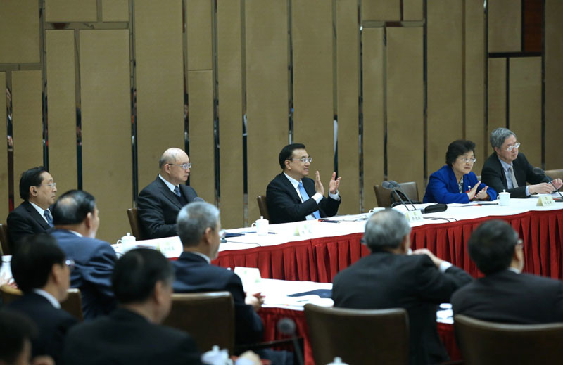 3月4日，中共中央政治局常委、國務(wù)院總理李克強看望出席全國政協(xié)十二屆四次會議的經(jīng)濟、農(nóng)業(yè)界委員并參加討論。新華社記者 龐興雷 攝