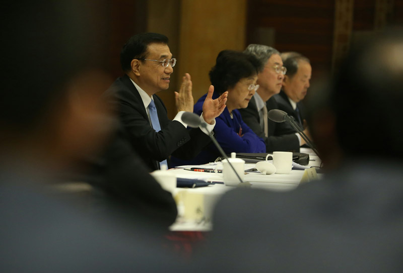 3月4日下午，中共中央政治局常委、國務(wù)院總理李克強看望出席全國政協(xié)十二屆四次會議的經(jīng)濟、農(nóng)業(yè)界委員并參加討論。