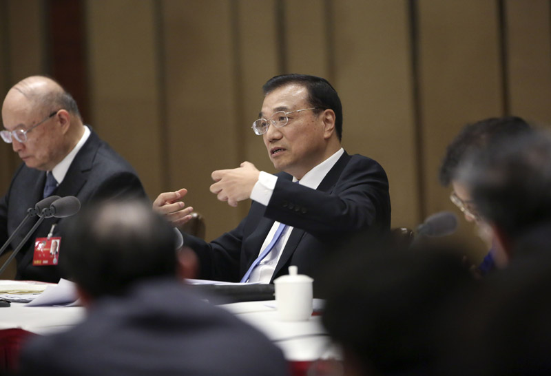 3月4日下午，中共中央政治局常委、國務(wù)院總理李克強看望出席全國政協(xié)十二屆四次會議的經(jīng)濟、農(nóng)業(yè)界委員并參加討論。