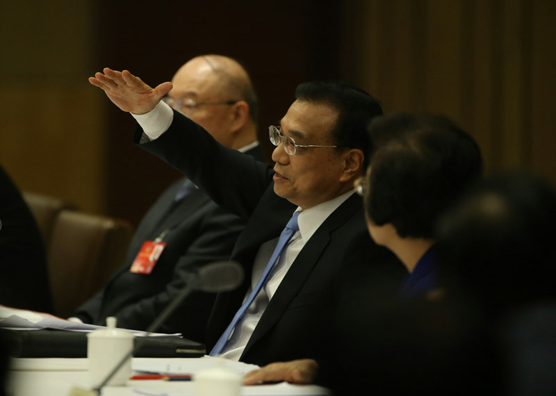 3月4日下午，中共中央政治局常委、國務(wù)院總理李克強看望出席全國政協(xié)十二屆四次會議的經(jīng)濟、農(nóng)業(yè)界委員并參加討論。