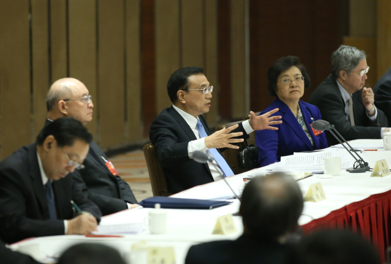 李克強4日參加全國政協(xié)十二屆四次會議經(jīng)濟、農(nóng)業(yè)界委員聯(lián)組會時表示，發(fā)展現(xiàn)代農(nóng)業(yè)決不能“掠奪”農(nóng)民，而要真正促進農(nóng)民增加收入。根據(jù)中國國情，推動多種形式的適度規(guī)模經(jīng)營，提高生產(chǎn)效率，加快發(fā)展現(xiàn)代農(nóng)業(yè)。這實際上也是激發(fā)農(nóng)業(yè)中的“新經(jīng)濟”。