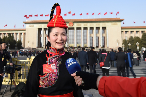 3月5日，第十二屆全國人民代表大會第四次會議在北京人民大會堂開幕。這是全國人大代表鐘雪玲接受記者采訪。新華社記者 潘昱龍 攝