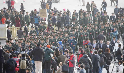 3月5日，第十二屆全國人民代表大會第四次會議在北京人民大會堂開幕。這是解放軍代表進入人民大會堂。新華社記者 李剛 攝