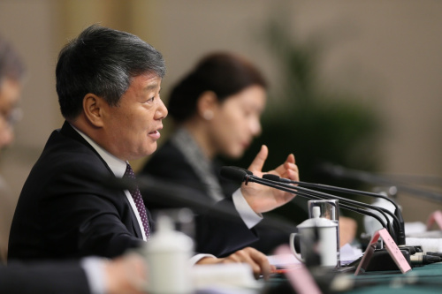 3月6日，十二屆全國人大四次會議新聞中心舉行記者會，邀請國家發(fā)展和改革委員會主任徐紹史就“經(jīng)濟(jì)社會發(fā)展情況和‘十三五’規(guī)劃《綱要》”的相關(guān)問題回答中外記者的提問。新華社記者 陳君清 攝