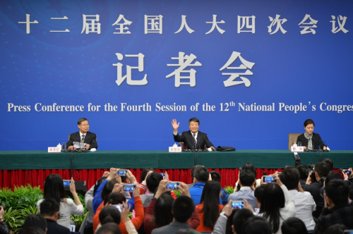 3月6日，十二屆全國人大四次會議新聞中心舉行記者會，邀請國家發(fā)展和改革委員會主任徐紹史就“經(jīng)濟(jì)社會發(fā)展情況和‘十三五’規(guī)劃《綱要》”的相關(guān)問題回答中外記者的提問。新華社記者 李鑫 攝