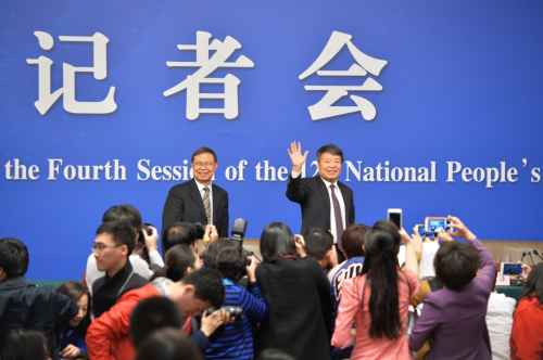 3月6日，十二屆全國人大四次會議新聞中心舉行記者會，邀請國家發(fā)展和改革委員會主任徐紹史就“經(jīng)濟(jì)社會發(fā)展情況和‘十三五’規(guī)劃《綱要》”的相關(guān)問題回答中外記者的提問。這是發(fā)布會后，徐紹史向記者揮手。新華社記者 李鑫 攝