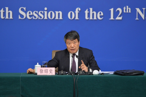 3月6日，十二屆全國人大四次會議新聞中心舉行記者會，邀請國家發(fā)展和改革委員會主任徐紹史就“經(jīng)濟(jì)社會發(fā)展情況和‘十三五’規(guī)劃《綱要》”的相關(guān)問題回答中外記者的提問。新華社記者 李鑫 攝