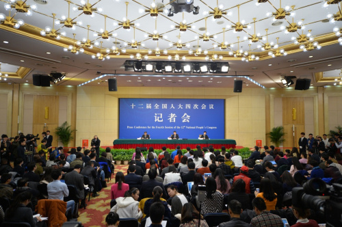 3月6日，十二屆全國人大四次會議新聞中心舉行記者會，邀請國家發(fā)展和改革委員會主任徐紹史就“經(jīng)濟(jì)社會發(fā)展情況和‘十三五’規(guī)劃《綱要》”的相關(guān)問題回答中外記者的提問。 新華社記者 李鑫 攝