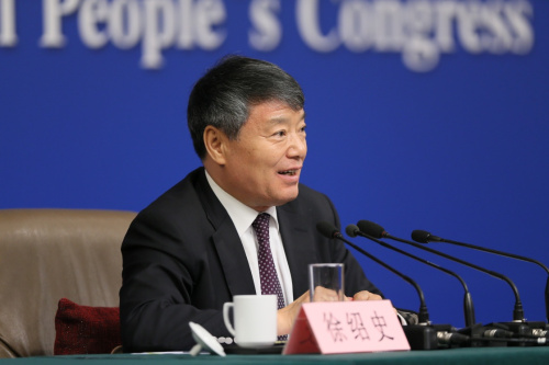  3月6日，十二屆全國人大四次會議新聞中心舉行記者會，邀請國家發(fā)展和改革委員會主任徐紹史就“經(jīng)濟(jì)社會發(fā)展情況和‘十三五’規(guī)劃《綱要》”的相關(guān)問題回答中外記者的提問。 新華社記者 陳君清 攝