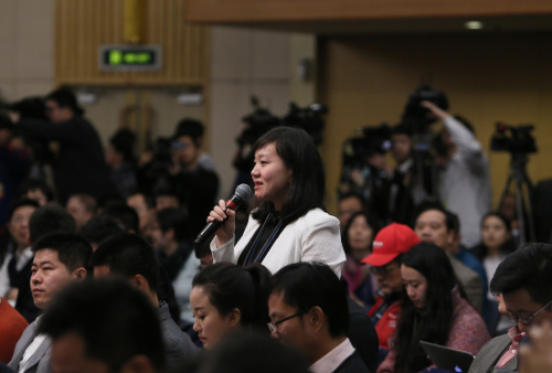 3月6日，十二屆全國人大四次會議新聞中心舉行記者會，邀請國家發(fā)展和改革委員會主任徐紹史就“經(jīng)濟(jì)社會發(fā)展情況和‘十三五’規(guī)劃《綱要》”的相關(guān)問題回答中外記者的提問。這是新華社記者韓潔在發(fā)布會上提問。新華社記者 陳君清 攝