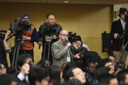 3月6日，十二屆全國人大四次會議新聞中心舉行記者會，邀請國家發(fā)展和改革委員會主任徐紹史就“經(jīng)濟(jì)社會發(fā)展情況和‘十三五’規(guī)劃《綱要》”的相關(guān)問題回答中外記者的提問。這是記者在發(fā)布會上提問。新華社記者 陳益宸 攝