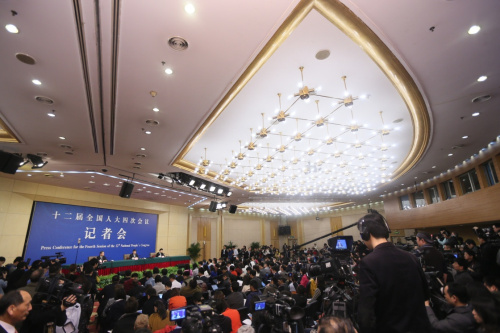 3月6日，十二屆全國人大四次會議新聞中心舉行記者會，邀請國家發(fā)展和改革委員會主任徐紹史就“經(jīng)濟(jì)社會發(fā)展情況和‘十三五’規(guī)劃《綱要》”的相關(guān)問題回答中外記者的提問。新華社記者 陳君清 攝