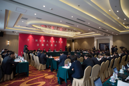 3月6日，十二屆全國(guó)人大四次會(huì)議吉林代表團(tuán)全體會(huì)議向媒體開放。新華社記者 潘超越 攝