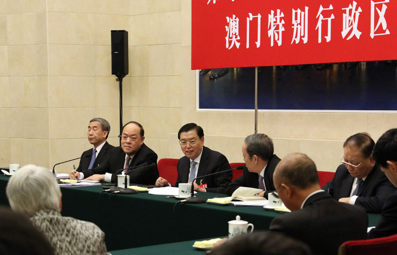 3月6日，中共中央政治局常委、全國人大常委會委員長張德江參加十二屆全國人大四次會議澳門代表團的審議。新華社記者 劉衛(wèi)兵 攝