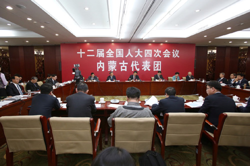 3月7日，十二屆全國(guó)人大四次會(huì)議內(nèi)蒙古代表團(tuán)全體會(huì)議向媒體開放。