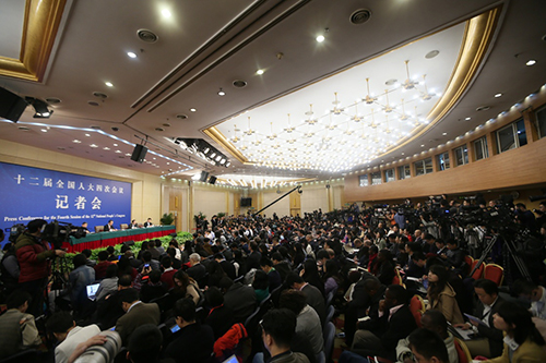 3月8日，十二屆全國人大四次會(huì)議新聞中心舉行記者會(huì)，邀請外交部部長王毅就“中國的外交政策和對外關(guān)系”的相關(guān)問題回答中外記者的提問。