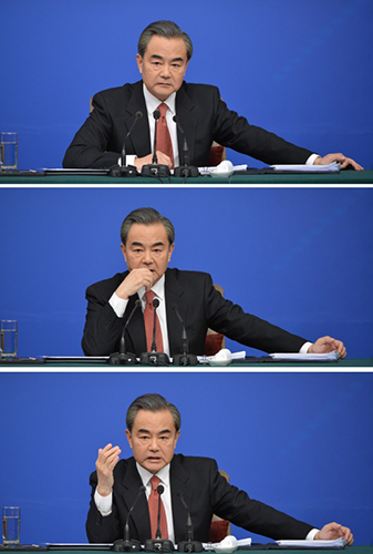 這是王毅在發(fā)布會(huì)上回答記者提問（拼版照片）。