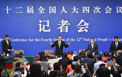 3月8日，十二屆全國人大四次會(huì)議新聞中心舉行記者會(huì)，邀請外交部部長王毅就“中國的外交政策和對外關(guān)系”的相關(guān)問題回答中外記者的提問。