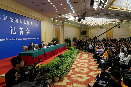 3月8日，十二屆全國人大四次會(huì)議新聞中心舉行記者會(huì)，邀請外交部部長王毅就“中國的外交政策和對外關(guān)系”的相關(guān)問題回答中外記者的提問。