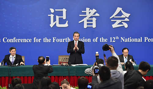 這是記者會(huì)結(jié)束后，王毅準(zhǔn)備離場。