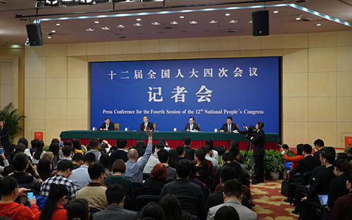 3月8日，十二屆全國人大四次會(huì)議新聞中心舉行記者會(huì)，邀請外交部部長王毅就“中國的外交政策和對外關(guān)系”的相關(guān)問題回答中外記者的提問。