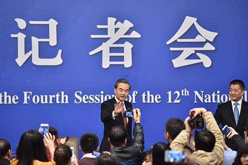 這是記者會(huì)結(jié)束后，王毅離場。