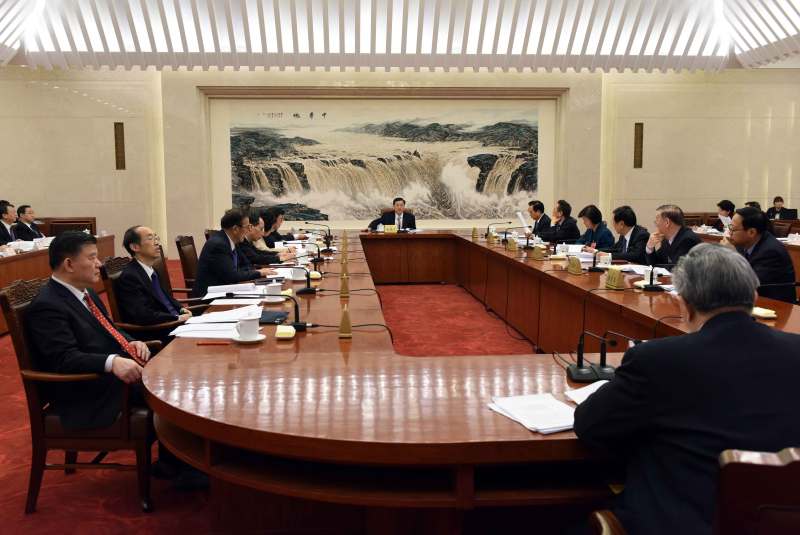 3月12日，十二屆全國(guó)人大四次會(huì)議主席團(tuán)常務(wù)主席第一次會(huì)議在北京人民大會(huì)堂舉行。十二屆全國(guó)人大四次會(huì)議主席團(tuán)常務(wù)主席、全國(guó)人大常委會(huì)委員長(zhǎng)張德江主持會(huì)議。新華社記者 饒愛(ài)民 攝