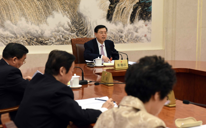 3月12日，十二屆全國(guó)人大四次會(huì)議主席團(tuán)常務(wù)主席第一次會(huì)議在北京人民大會(huì)堂舉行。十二屆全國(guó)人大四次會(huì)議主席團(tuán)常務(wù)主席、全國(guó)人大常委會(huì)委員長(zhǎng)張德江主持會(huì)議。新華社記者 饒愛(ài)民 攝