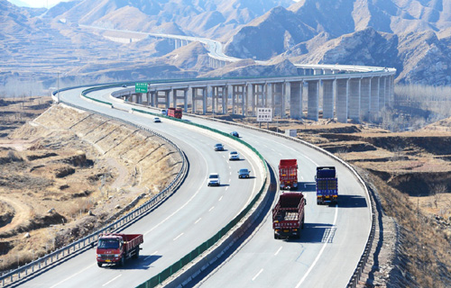 這是河北省S52保阜高速公路通天河大橋段。“十三五”期間，河北省將加大交通基礎(chǔ)設(shè)施建設(shè)，加快京津冀地區(qū)交通互聯(lián)互通，到2020年，河北省高速公路通車總里程將達(dá)到9000公里，增長50%（2016年2月16日攝）。