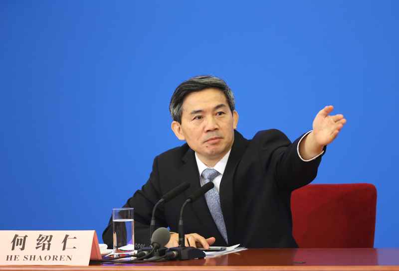 這是主持人何紹仁邀請(qǐng)記者提問。新華社記者 陳建力 攝