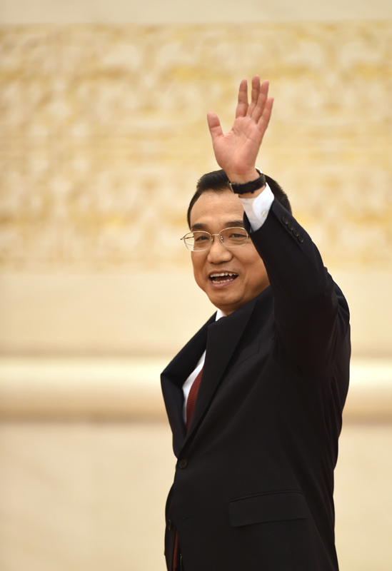 這是記者會(huì)結(jié)束后，李克強(qiáng)離場(chǎng)時(shí)向記者揮手致意。新華社記者 陳曄華 攝