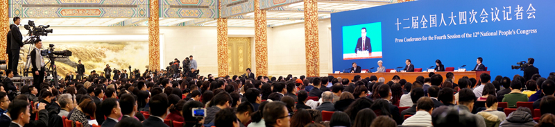 3月16日，國(guó)務(wù)院總理李克強(qiáng)在北京人民大會(huì)堂與中外記者見面，并回答記者提問。新華社記者 張鋮 攝