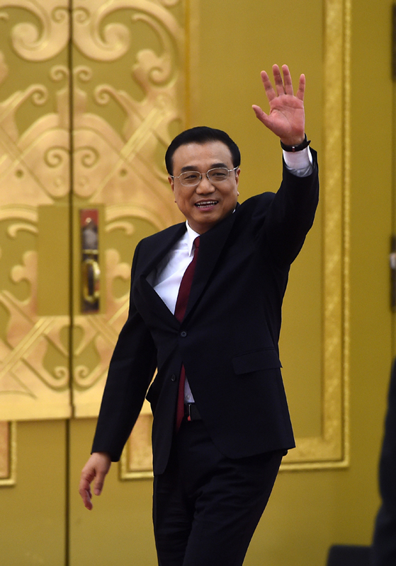 這是記者會(huì)結(jié)束后，李克強(qiáng)離場(chǎng)時(shí)向記者揮手致意。新華社記者 金良快 攝