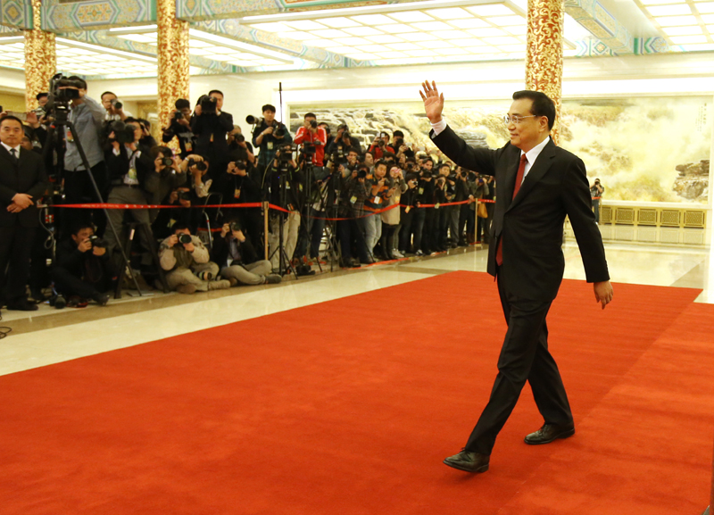 這是李克強(qiáng)向中外記者揮手。新華社記者 姚大偉 攝